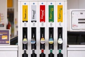 Petrol ve dolardaki d&uuml;ş&uuml;şle beraber, motorinde, salı g&uuml;n&uuml;n&uuml; &ccedil;arşambaya bağlayan