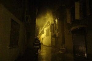 İZMİR'in Konak il&ccedil;esinde, tarihi bir binada &ccedil;ıkan yangında zarar g&ouml;rd&uuml;.