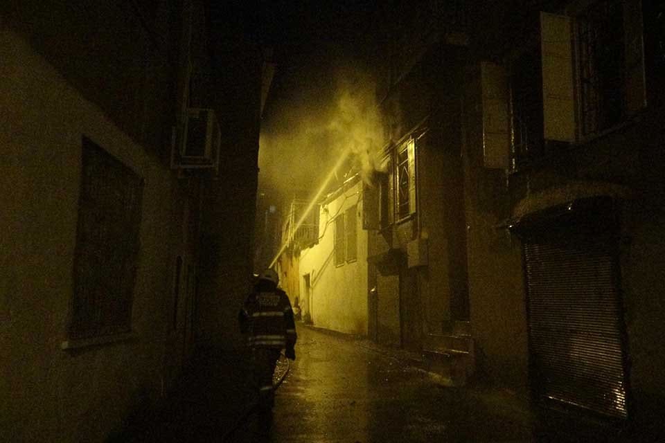 İZMİR'in Konak il&ccedil;esinde, tarihi bir binada &ccedil;ıkan yangında zarar g&ouml;rd&uuml;.