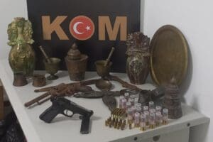 Muğla'nın Bodrum il&ccedil;esinde, polis ekiplerince d&uuml;zenlenen operasyonda&nbsp;2 tabanca ve &ccedil;ok