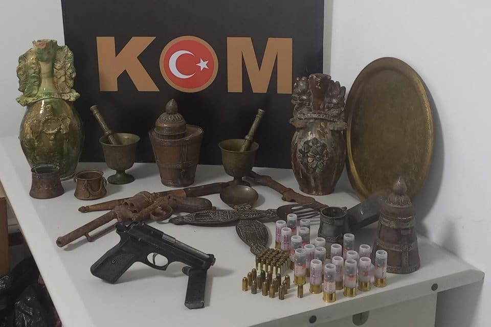 Muğla'nın Bodrum il&ccedil;esinde, polis ekiplerince d&uuml;zenlenen operasyonda&nbsp;2 tabanca ve &ccedil;ok