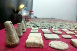 İzmir'de, polisin d&uuml;zenlediği operasyonda Arkaik, Helenistik, Roma ve İslami d&ouml;neme