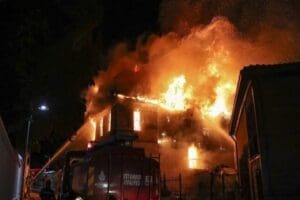 İstanbul Zeytinburnu'nda Tarihi Merkez Efendi Fırını'nda &ccedil;ıkan yangın itfaiye ekiplerinin