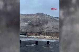 Kahramanmaraş'ta 7,4 ve Gaziantep'te 6,5 ile 6,4 b&uuml;y&uuml;kl&uuml;ğ&uuml;nde deprem ger&ccedil;ekleşti.