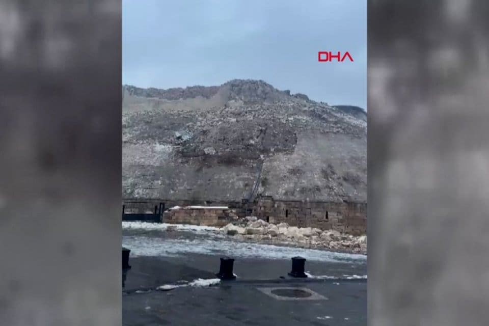 Kahramanmaraş'ta 7,4 ve Gaziantep'te 6,5 ile 6,4 b&uuml;y&uuml;kl&uuml;ğ&uuml;nde deprem ger&ccedil;ekleşti.