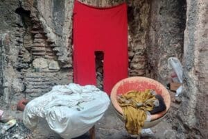 Tophane'de 17. y&uuml;zyılda inşa edilen &Ccedil;avuşbaşı Hamamı kaderine terk edildi.