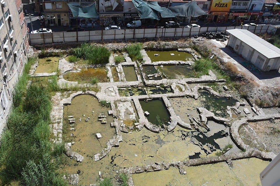 İzmirin Konak il&ccedil;esinde tarihi Kemeraltı &Ccedil;arşısı girişindeki, yaklaşık 1800 yıllık