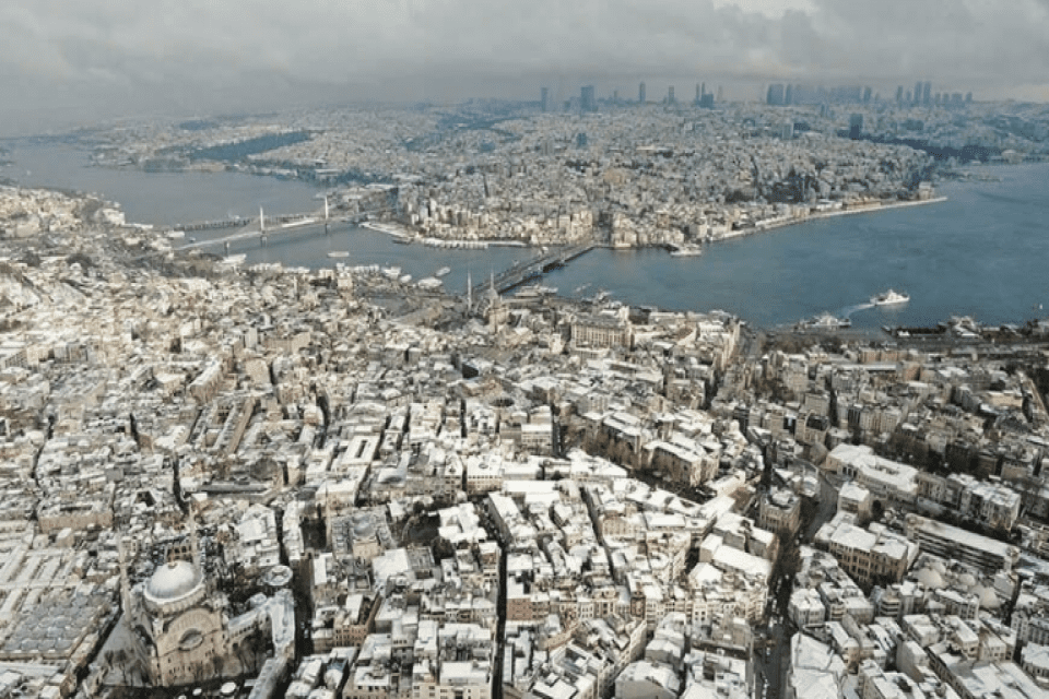 İstanbul'da etkili olan kar yağışıyla tarihi yarımada beyaza b&uuml;r&uuml;nd&uuml;. Sultanahmet