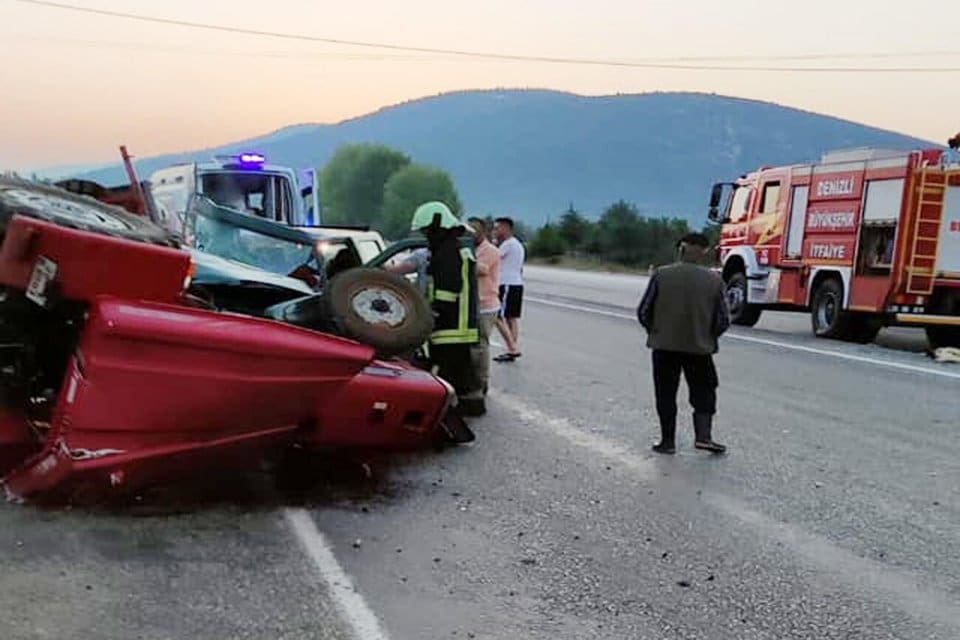 DENİZLİ'nin Tavas il&ccedil;esinde, arkasında r&ouml;mork takılı trakt&ouml;re kamyonetin &ccedil;arptığı kazada,