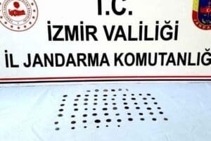 İzmir'in Bornova il&ccedil;esinde jandarmanın arama yaptığı otomobilde Osmanlı, Roma ve