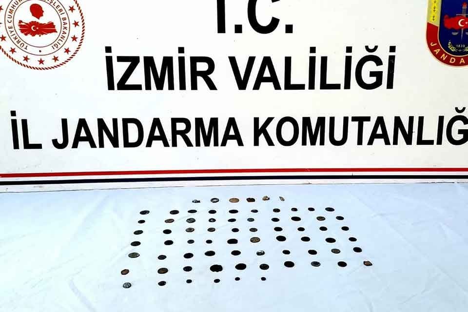 İzmir'in Bornova il&ccedil;esinde jandarmanın arama yaptığı otomobilde Osmanlı, Roma ve