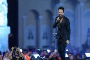 Sanat&ccedil;ı Tarkan Tevetoğlu, Erzurum mitinginde taşlı saldırıya uğrayan İstanbul B&uuml;y&uuml;kşehir