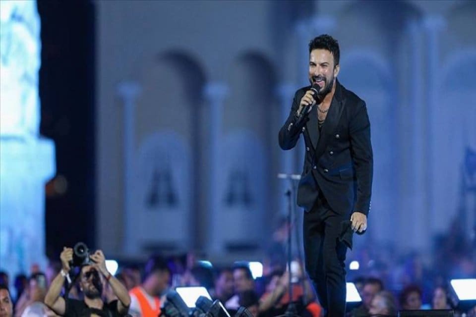 Sanat&ccedil;ı Tarkan Tevetoğlu, Erzurum mitinginde taşlı saldırıya uğrayan İstanbul B&uuml;y&uuml;kşehir