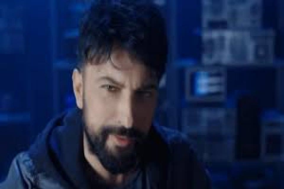 &Uuml;nl&uuml; sanat&ccedil;ı Tarkan, T&uuml;rkiye'nin g&uuml;ndemine oturan "Ge&ccedil;&ccedil;ek" şarkısı ve klibi
