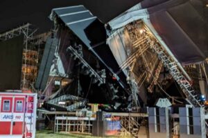 İzmir B&uuml;y&uuml;kşehir Belediyesi'nin organizasyon ve ev sahipliğinde İzmir'in kurtuluşunun 100.