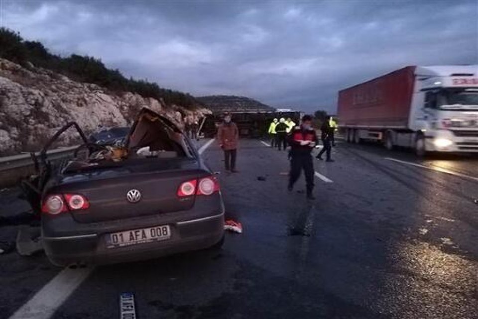 Pozantı-Ankara otoyolunun Tarsus mevkisinde kamyon ve otomobilin çarpışması sonucu ilk