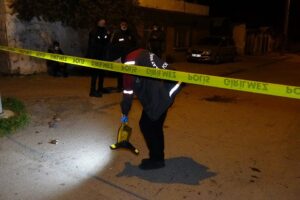 İzmir'in Konak il&ccedil;esinde, 2 kişi arasında &ccedil;ıkan tartışma silahlı kavgaya