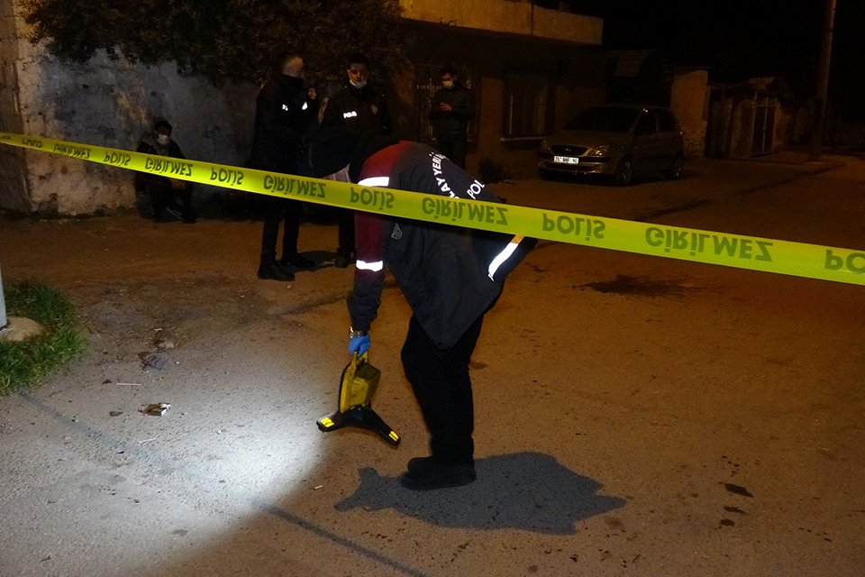 İzmir'in Konak il&ccedil;esinde, 2 kişi arasında &ccedil;ıkan tartışma silahlı kavgaya