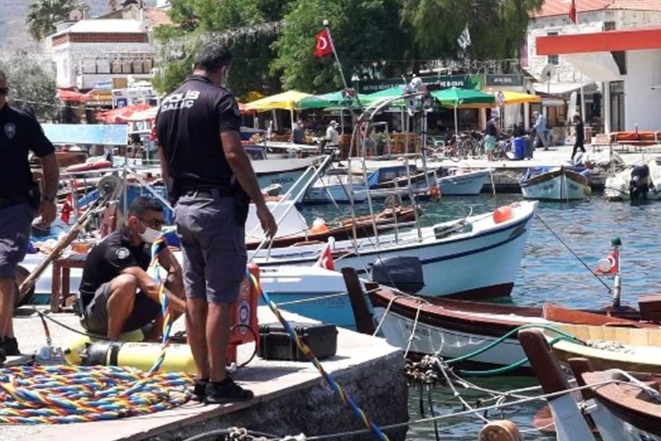 İzmir&rsquo;in Fo&ccedil;a il&ccedil;esinde Harun S. (22), sokak ortasında tartıştığı H&uuml;seyin