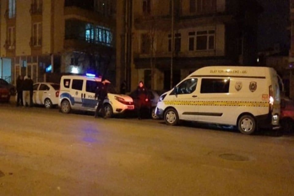 &Ccedil;orum'da bir kişi, kardeşi ile diğer kardeşinin oğlunu silahla ateş