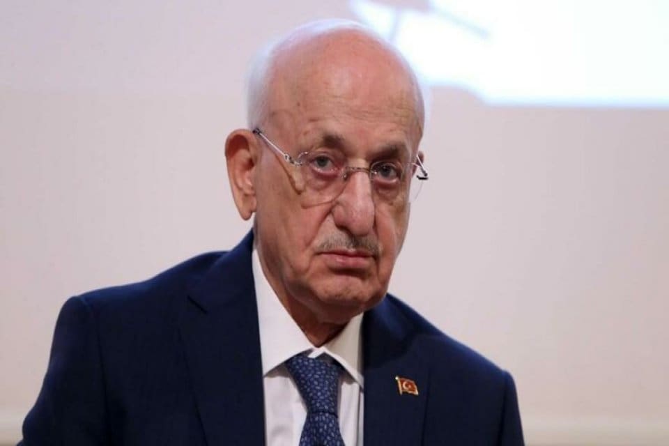 TBMM eski Başkanı İsmail Kahraman yeni anayasa &ccedil;ağrısında bulundu. Kahraman,