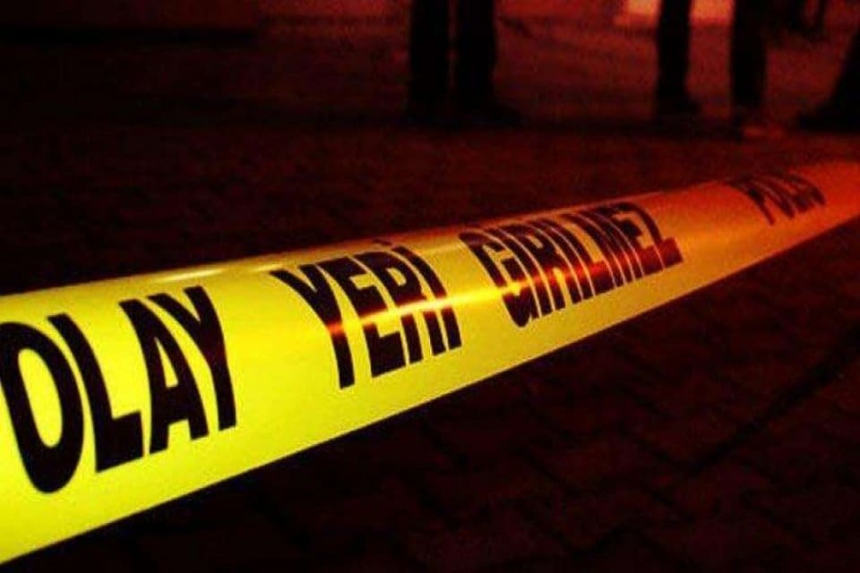 Gaziantep'te buğday t&uuml;ccarı Yakup G&ouml;k (65), iş yerinin &ouml;n&uuml;nde tartıştığı