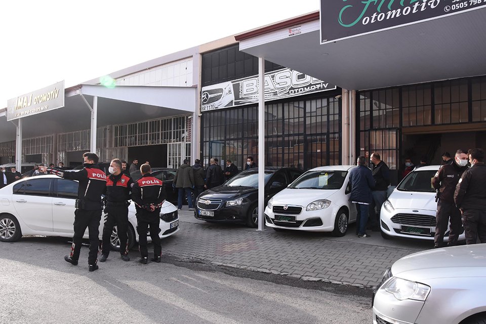 Kitahya’da oto galerici E.B., sokak ortasında tartıştığı eşi S.B.’yi zorla