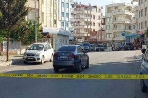 İzmir'in Buca il&ccedil;esinde bir banka şubesinde sabah saatlerinde g&uuml;venlik g&ouml;revlisiyle