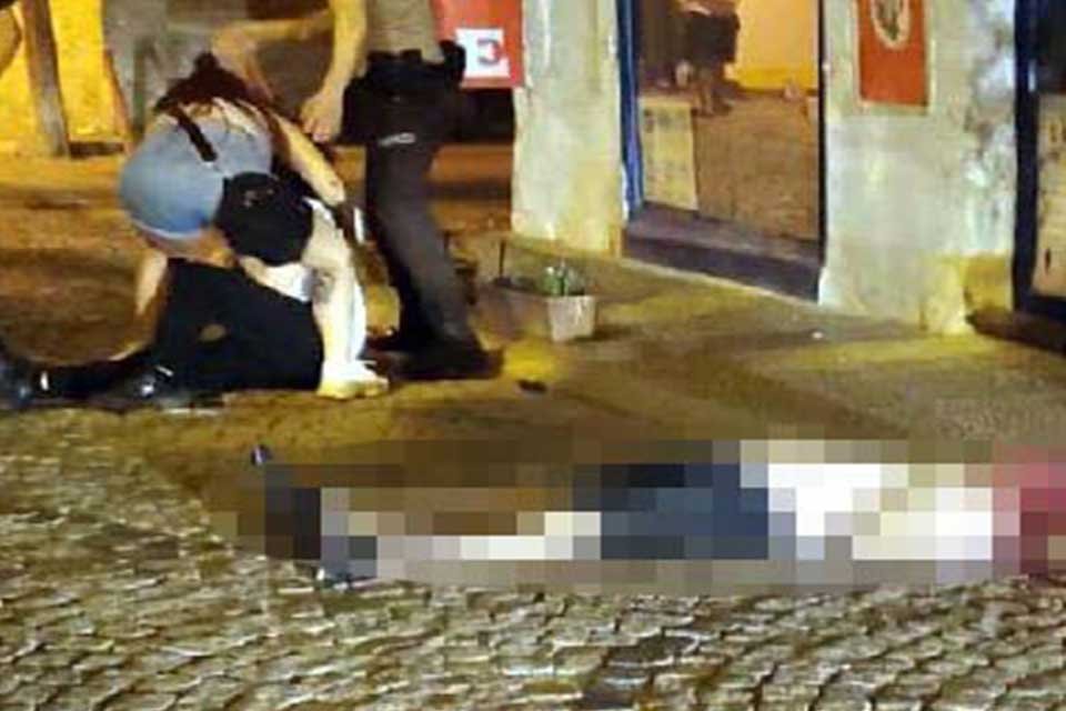 İzmir&rsquo;in Fo&ccedil;a il&ccedil;esinde, tartıştığı H&uuml;seyin Demirci'yi (30) başına demir profil