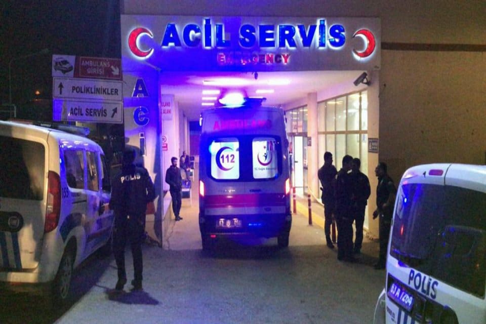 İzmir'in &Ouml;demiş il&ccedil;esinde &ccedil;ıkan silahlı kavgada 2 kişi yaralandı. Ovakent