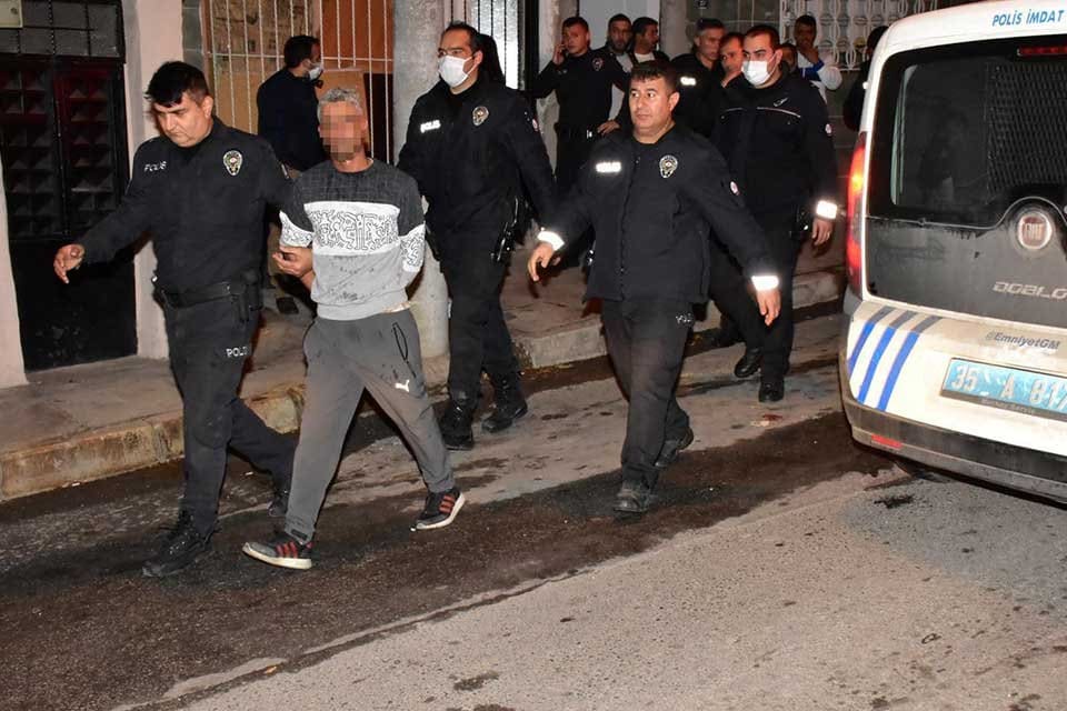 İzmir'in&nbsp;Konak il&ccedil;esinde tartıştığı kişiyi yaralayan O.K., evine gelen polis ekiplerini