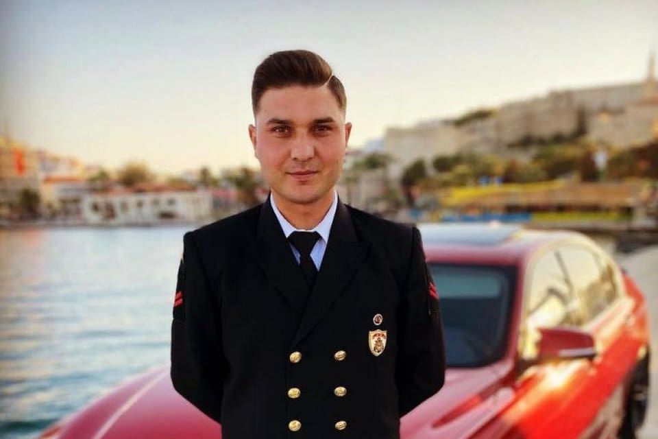 İzmir'in &Ccedil;eşme il&ccedil;esinde, Muzaffer T., tartıştığı Uzman &Ccedil;avuş Alper Akkaş'ı