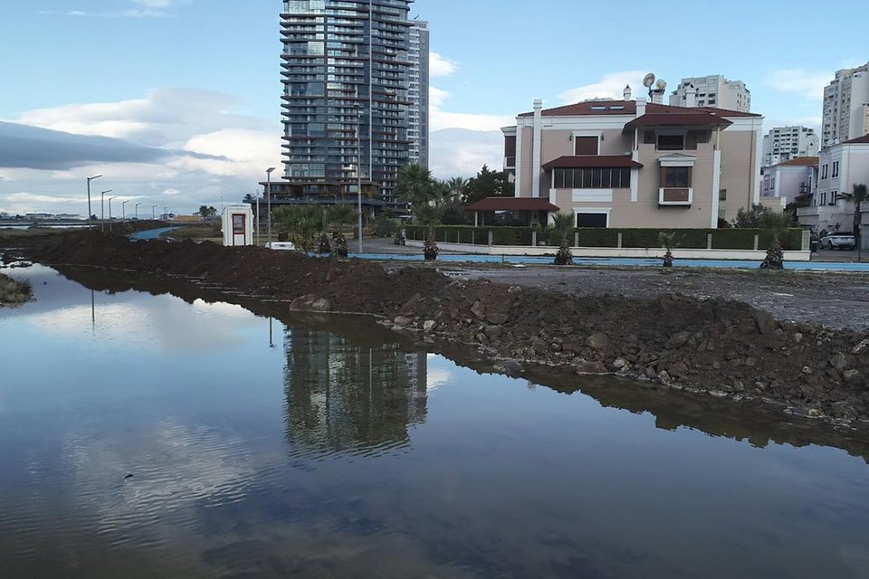 İzmir’de etkili olan şiddetli yağışlar Karşıyaka ilçesindeki Mavişehir bölgesini de