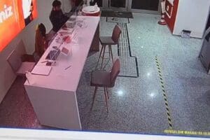 İzmir'in Karabağlar il&ccedil;esinde, bir bankanın camını taşla kıran O.T., bankadan