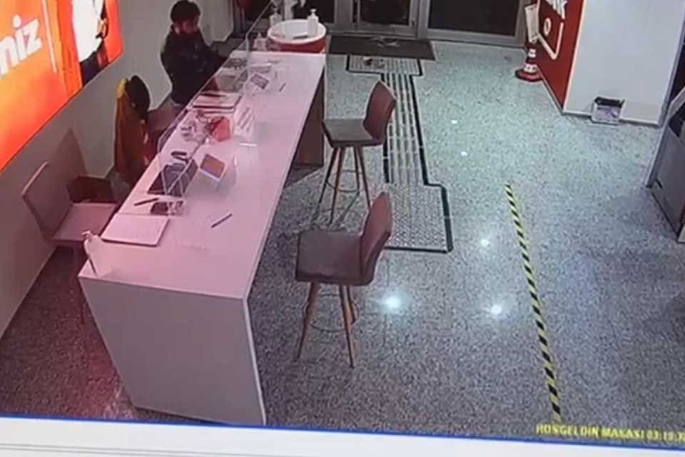 İzmir'in Karabağlar il&ccedil;esinde, bir bankanın camını taşla kıran O.T., bankadan