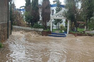 Muğla'nın Bodrum il&ccedil;esinde etkili sağanak nedeniyle cadde ve sokaklar suyla
