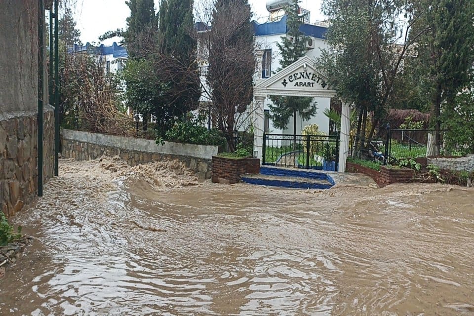 Muğla'nın Bodrum il&ccedil;esinde etkili sağanak nedeniyle cadde ve sokaklar suyla