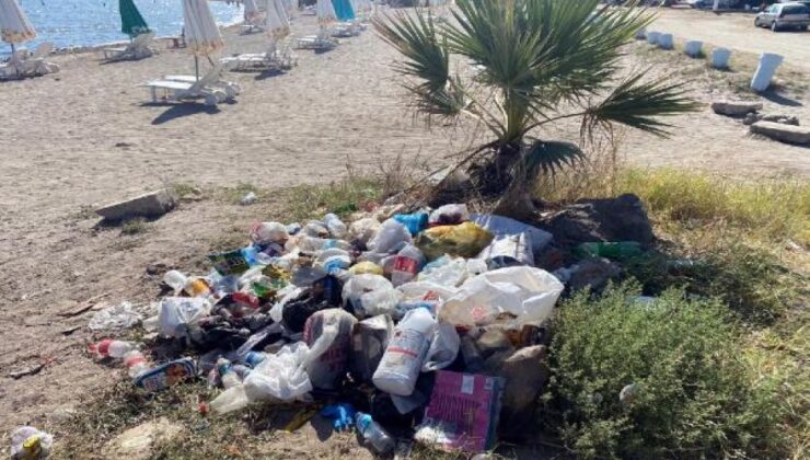 Tatilcilerden geriye plajlardaki çöpler kaldı
