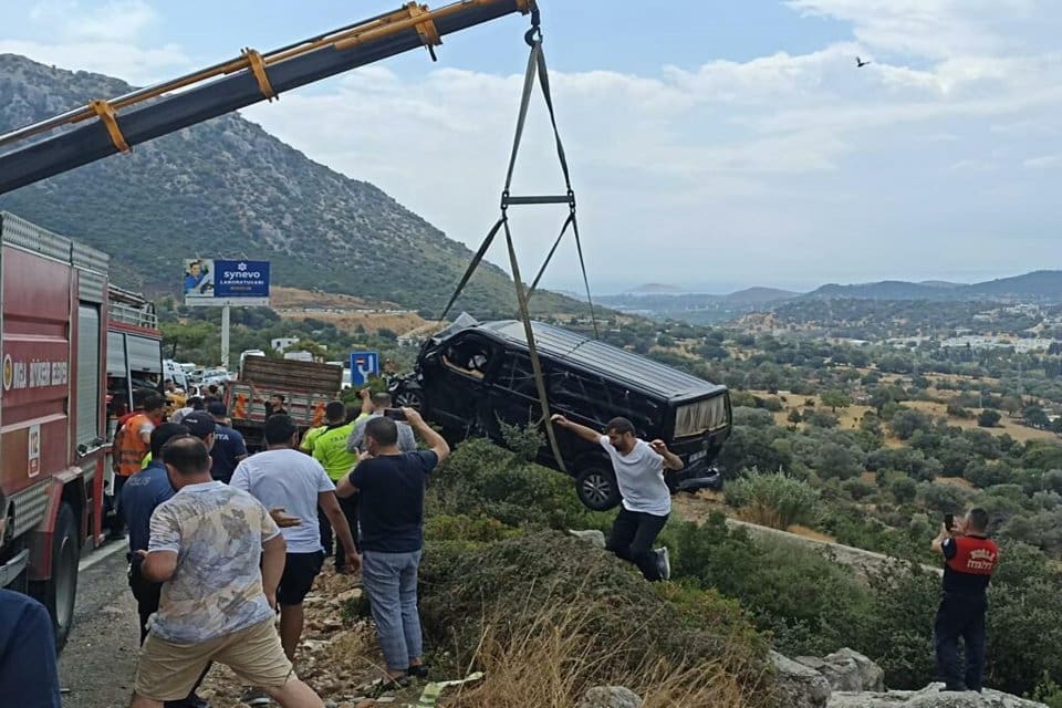 MUĞLA'nın Bodrum il&ccedil;esinde, i&ccedil;inde İbrahim Tatlıses'in bulunduğu minib&uuml;s ile kamyonetin