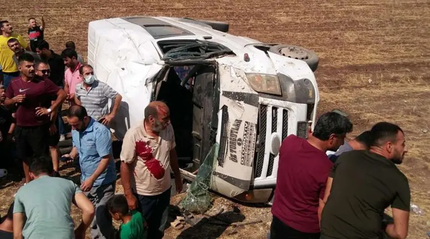 Diyarbakır&rsquo;n Ergani il&ccedil;esi Elazığ karayolunda bir yolcu minib&uuml;s&uuml;n&uuml;n şarampole yuvarlanması