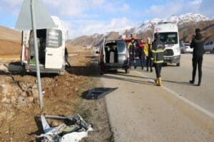 Hakkari'de feci bir kaza meydana geldi. Kentte taziyeye gidenleri taşıyan