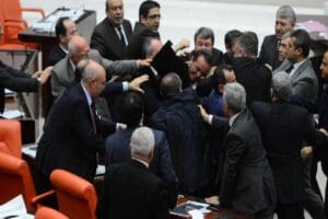 Genel Kurul salonundaki dev halının altına &lsquo;v&uuml;cut enerjisini alan&rsquo; bakır