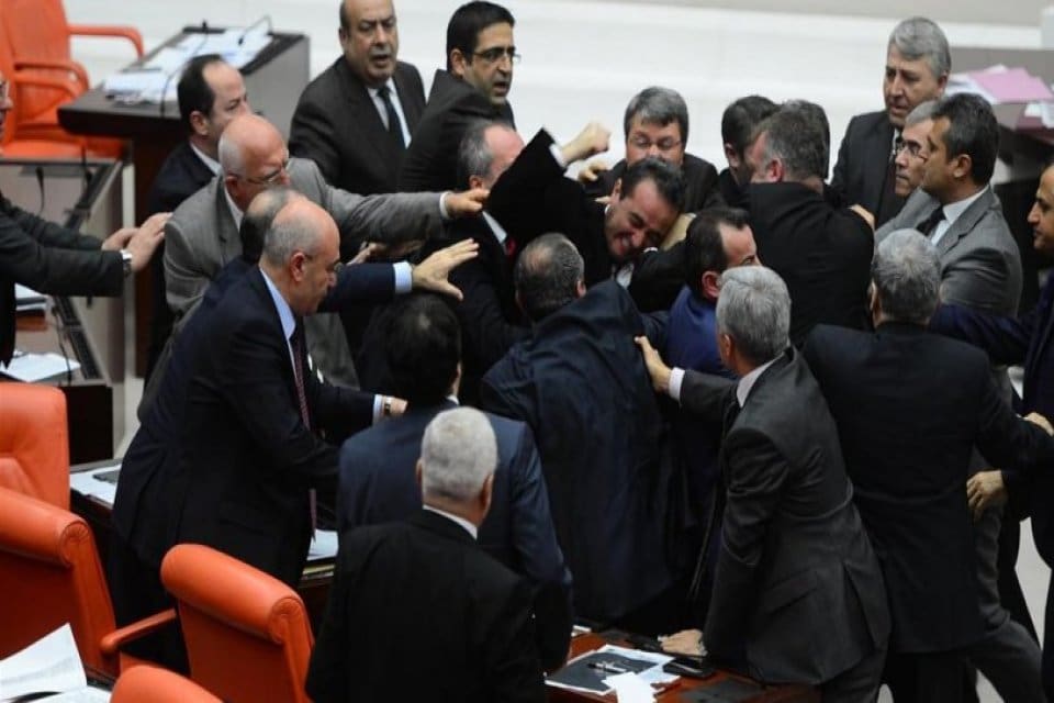 Genel Kurul salonundaki dev halının altına &lsquo;v&uuml;cut enerjisini alan&rsquo; bakır