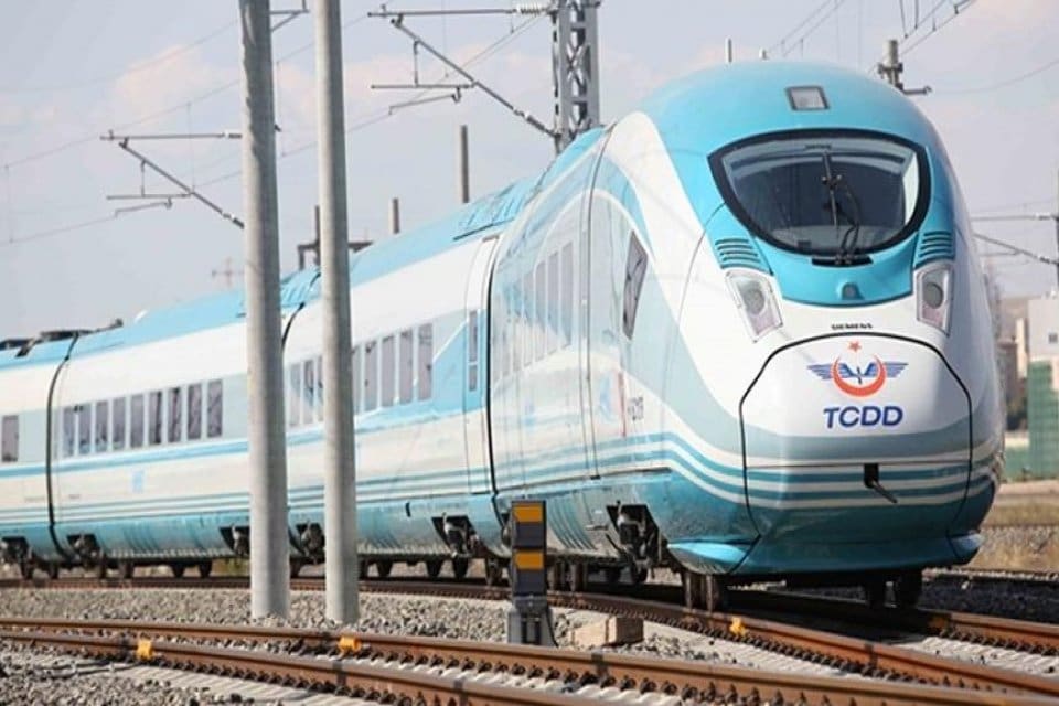 &nbsp;İzmir'de &Ccedil;iğli ile Halkapınar arasındaki banliy&ouml; hattında ray yenileme &ccedil;alışması
