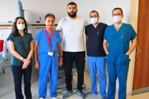 Manisa'nın Turgutlu il&ccedil;esinde, TIR'a arkadan &ccedil;arpan otomobilin s&uuml;r&uuml;c&uuml;s&uuml; başpehlivan Menderes