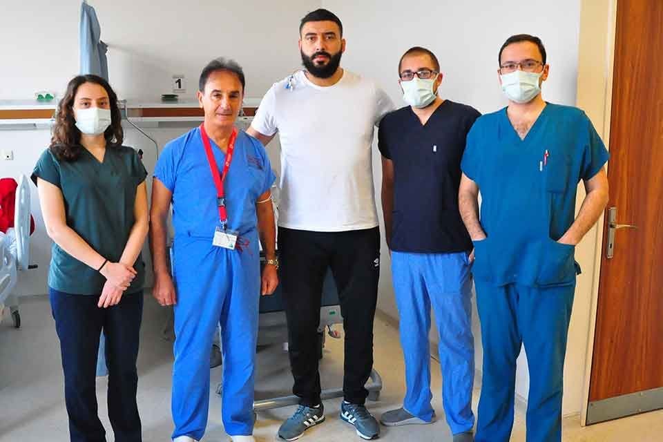Manisa'nın Turgutlu il&ccedil;esinde, TIR'a arkadan &ccedil;arpan otomobilin s&uuml;r&uuml;c&uuml;s&uuml; başpehlivan Menderes