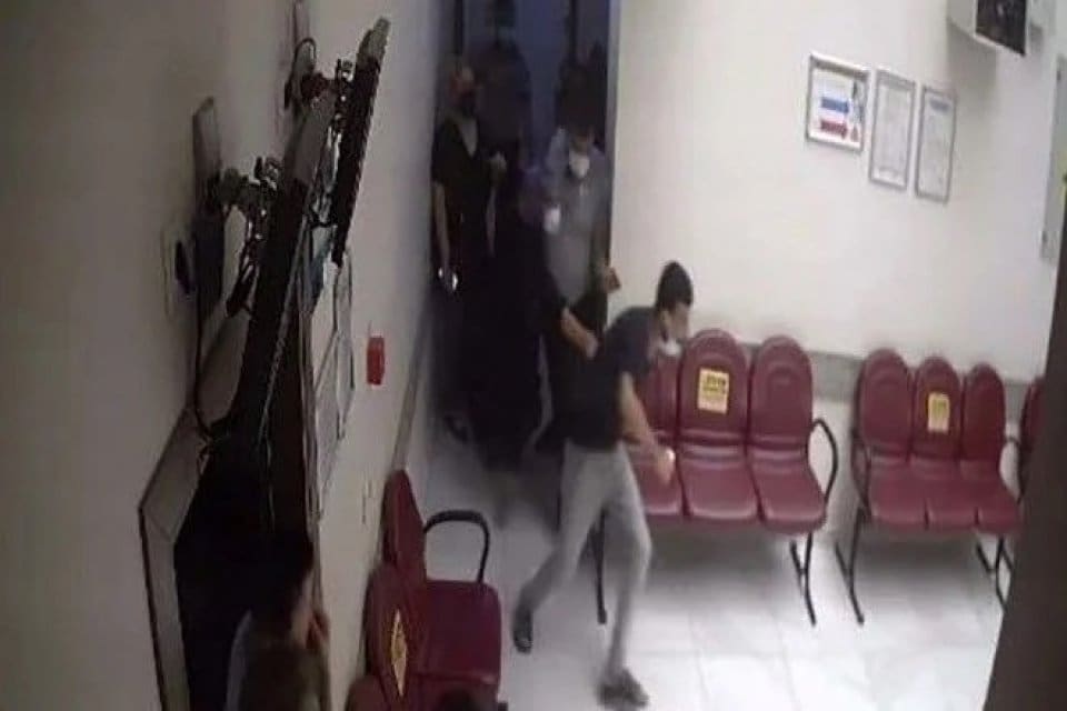 Mersin'de tedaviyi beğenmeyen hastanın ağabeyi, diş hekimini d&ouml;vd&uuml;. G&uuml;venlik kameralarına