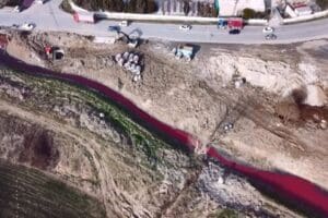 İstanbul Arnavutk&ouml;y'de &ccedil;ok sayıda fabrikanın bulunduğu sanayi b&ouml;lgesinden ge&ccedil;en dere,