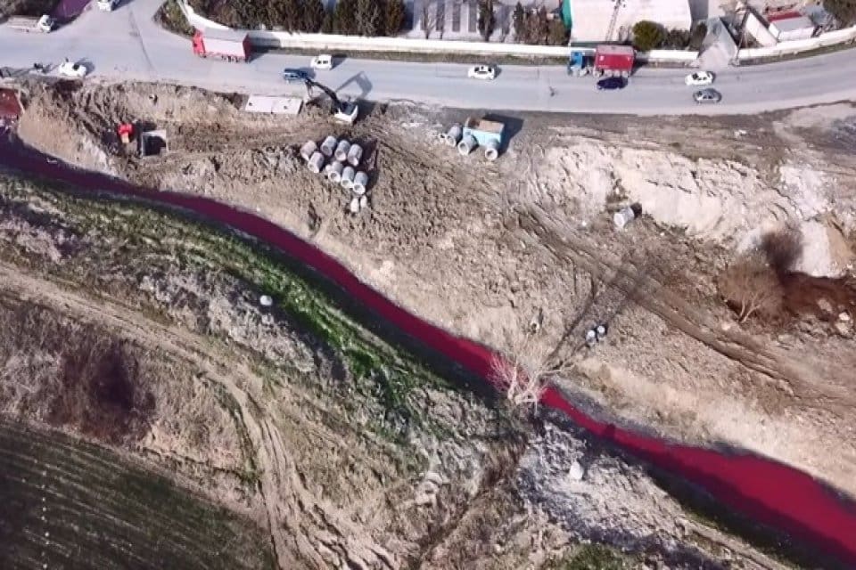 İstanbul Arnavutk&ouml;y'de &ccedil;ok sayıda fabrikanın bulunduğu sanayi b&ouml;lgesinden ge&ccedil;en dere,