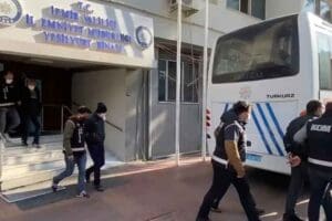 İZMİR'de tefecilik yaptıkları iddiasıyla g&ouml;zaltına 13 ş&uuml;pheliden 5'i tutuklandı. İl